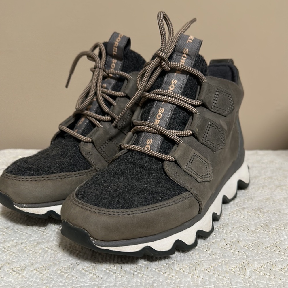 Sorel - Kinetic Caribou in Quarry Snow Boot Size 5